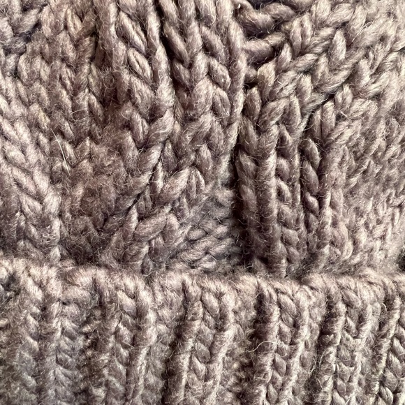 H&M Cable-knit Pompom Hat Soft, cable-knit hat with a fluffy pompom - Picture 4 of 4